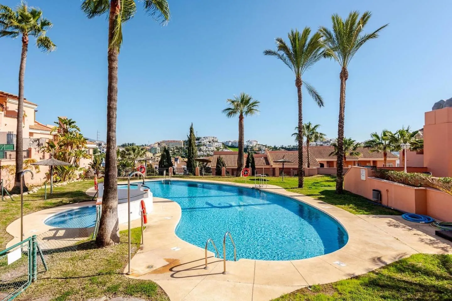 Riviera Retreat With Private Rooftop And Sea Views Mijas